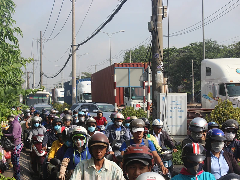 Vụ tai nạn khiến giao thông khu vực bị ùn ứ nghiêm trọng